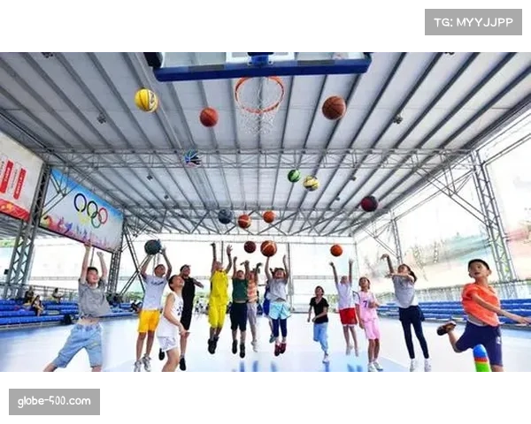 CBA球员携手参与篮球进校园活动 帮助中小学生提升运动技能 CBA球员携手参与篮球进校园活动 帮助中小学生提升运动技能